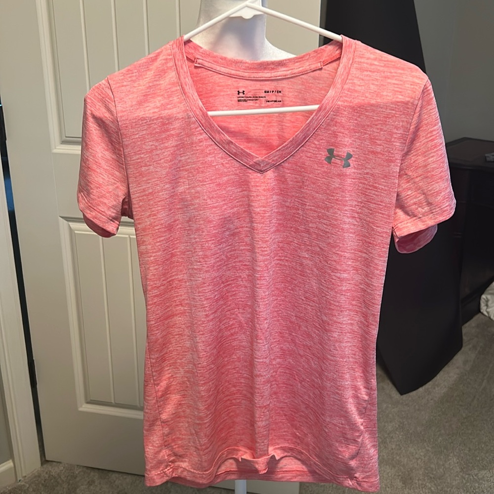 UNDER ARMOUR LADIES V NECK Shirt Size SMALL
Loose Heat Gear.  Pink